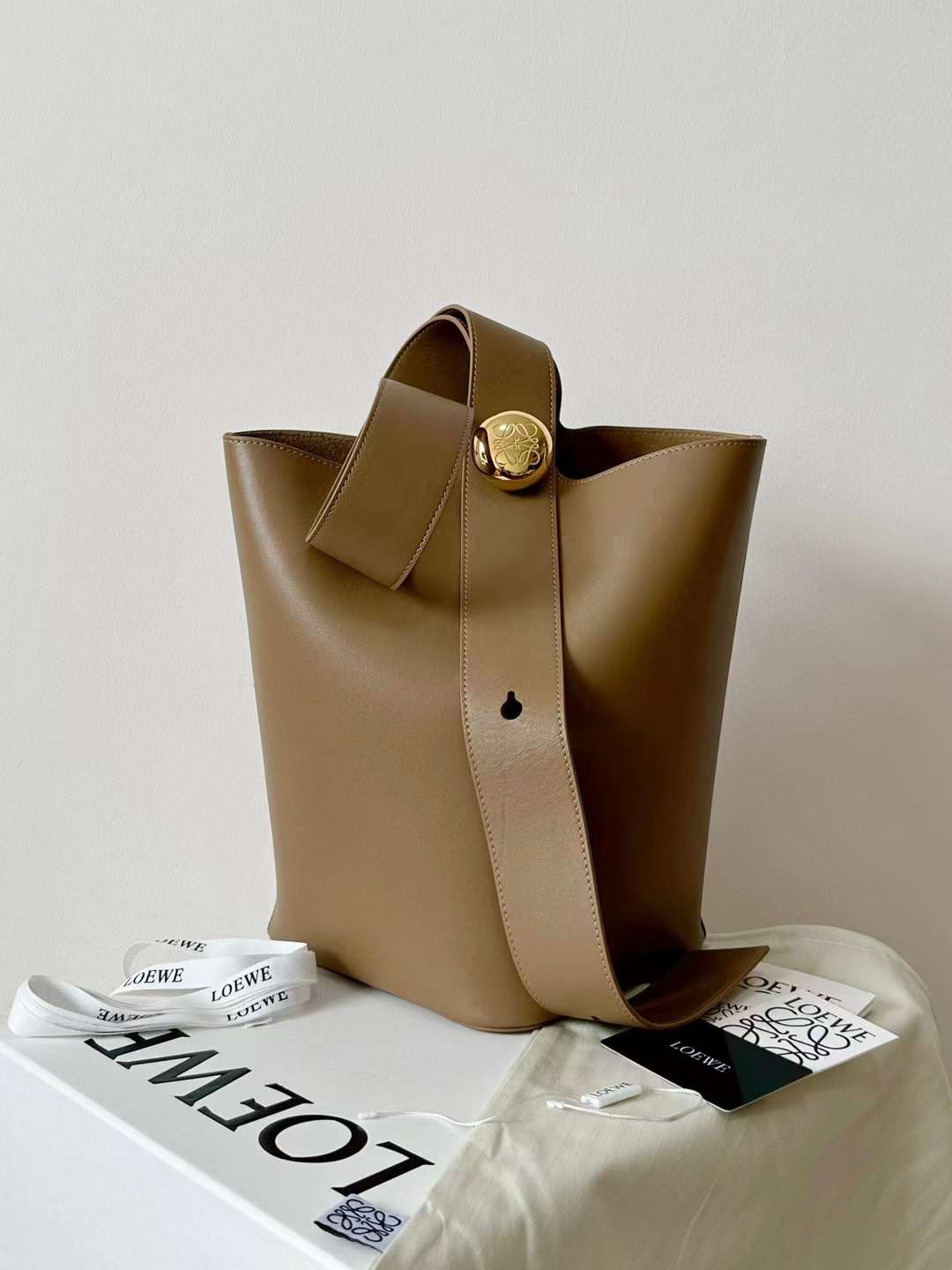 Loewe pebble Bucket bag view 2