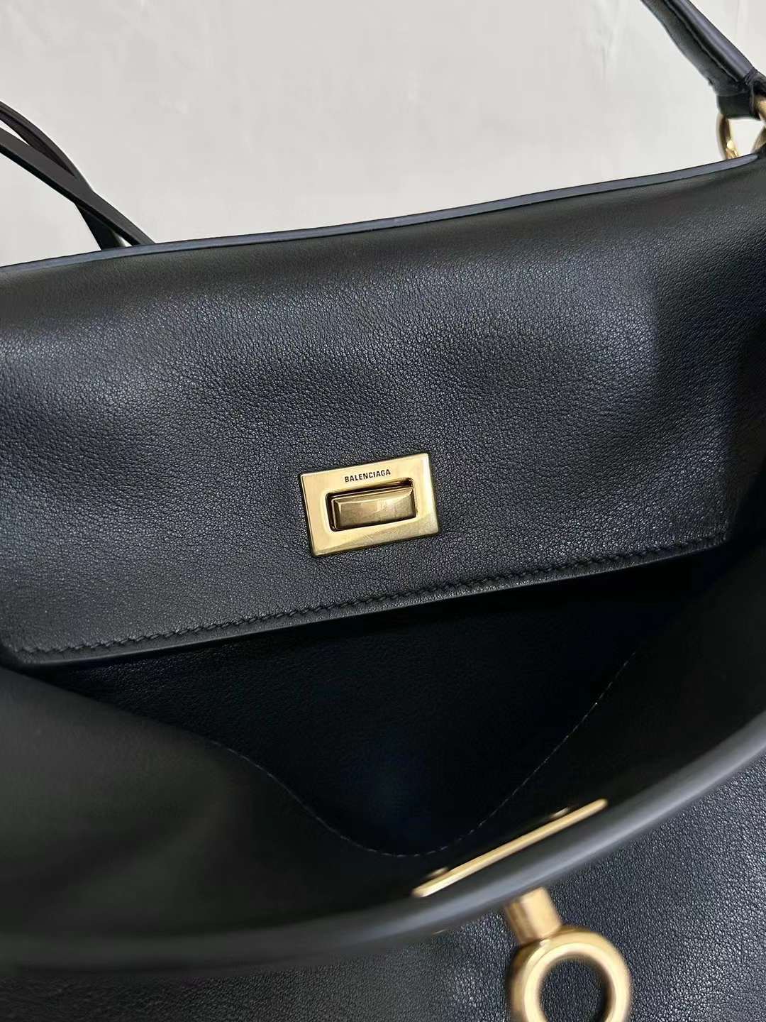 Balenciaga rodeo bag view 4