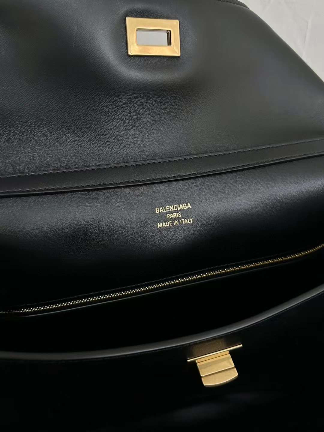 Balenciaga rodeo bag view 5