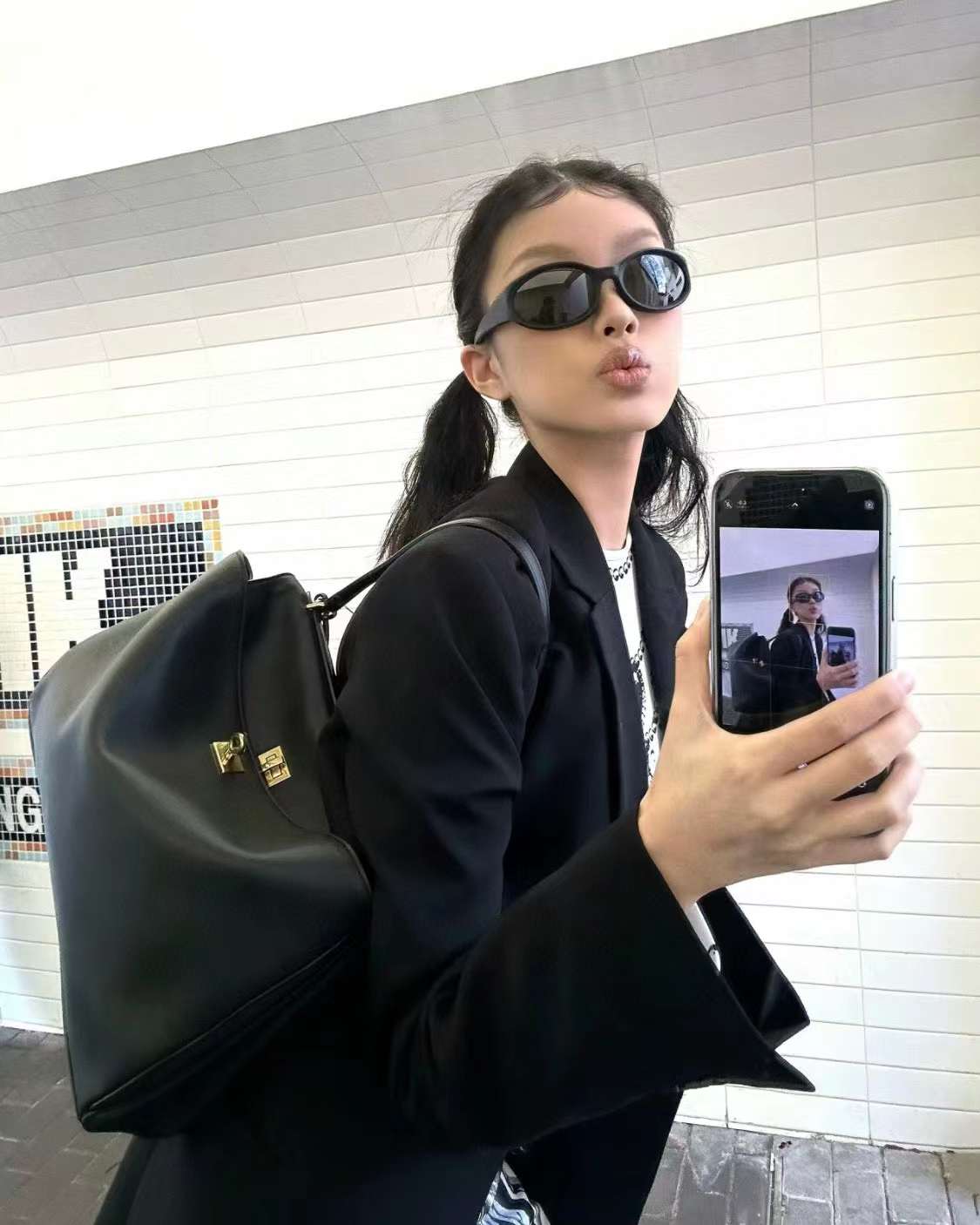 Balenciaga rodeo bag view 9
