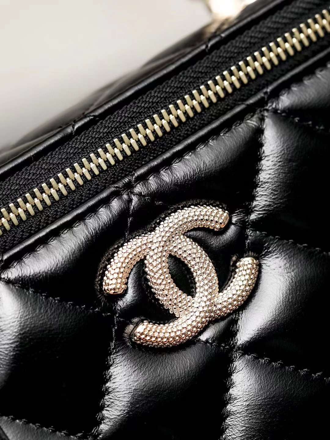 Chanel 24P Pearl makeup case bag view 8
