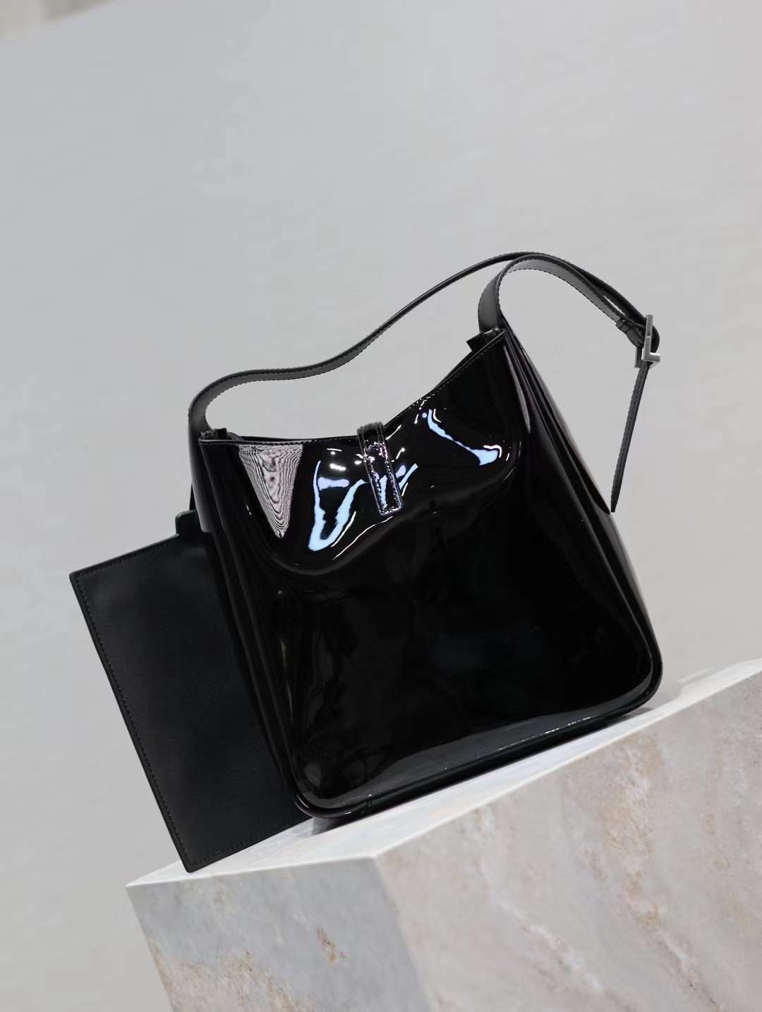 Saint Laurent LE 5 À 7 Hobo Bag in Patent Leather view 2