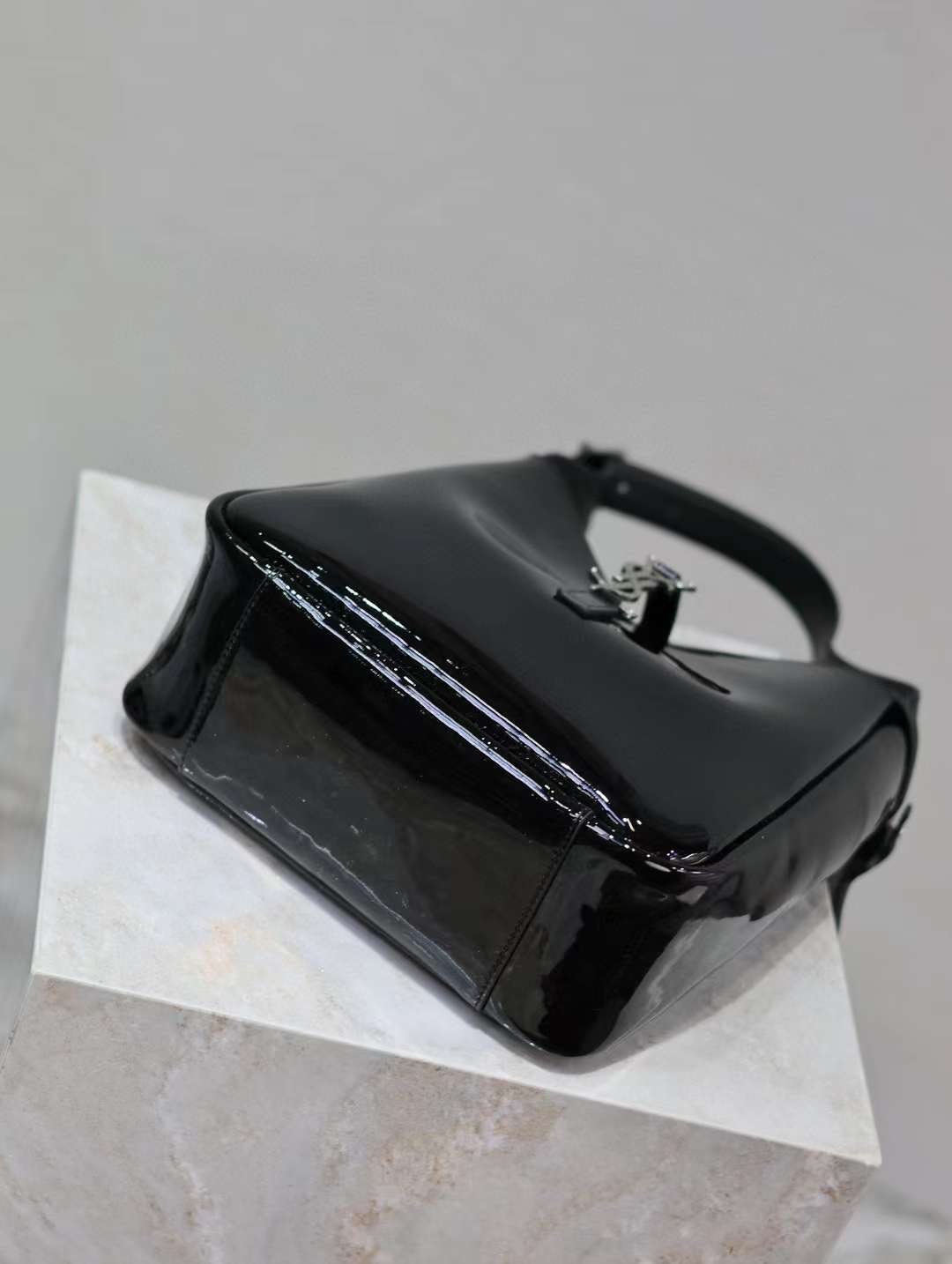 Saint Laurent LE 5 À 7 Hobo Bag in Patent Leather view 3