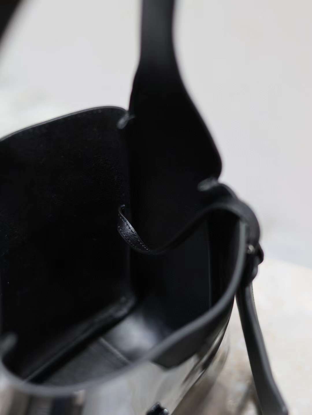 Saint Laurent LE 5 À 7 Hobo Bag in Patent Leather view 4