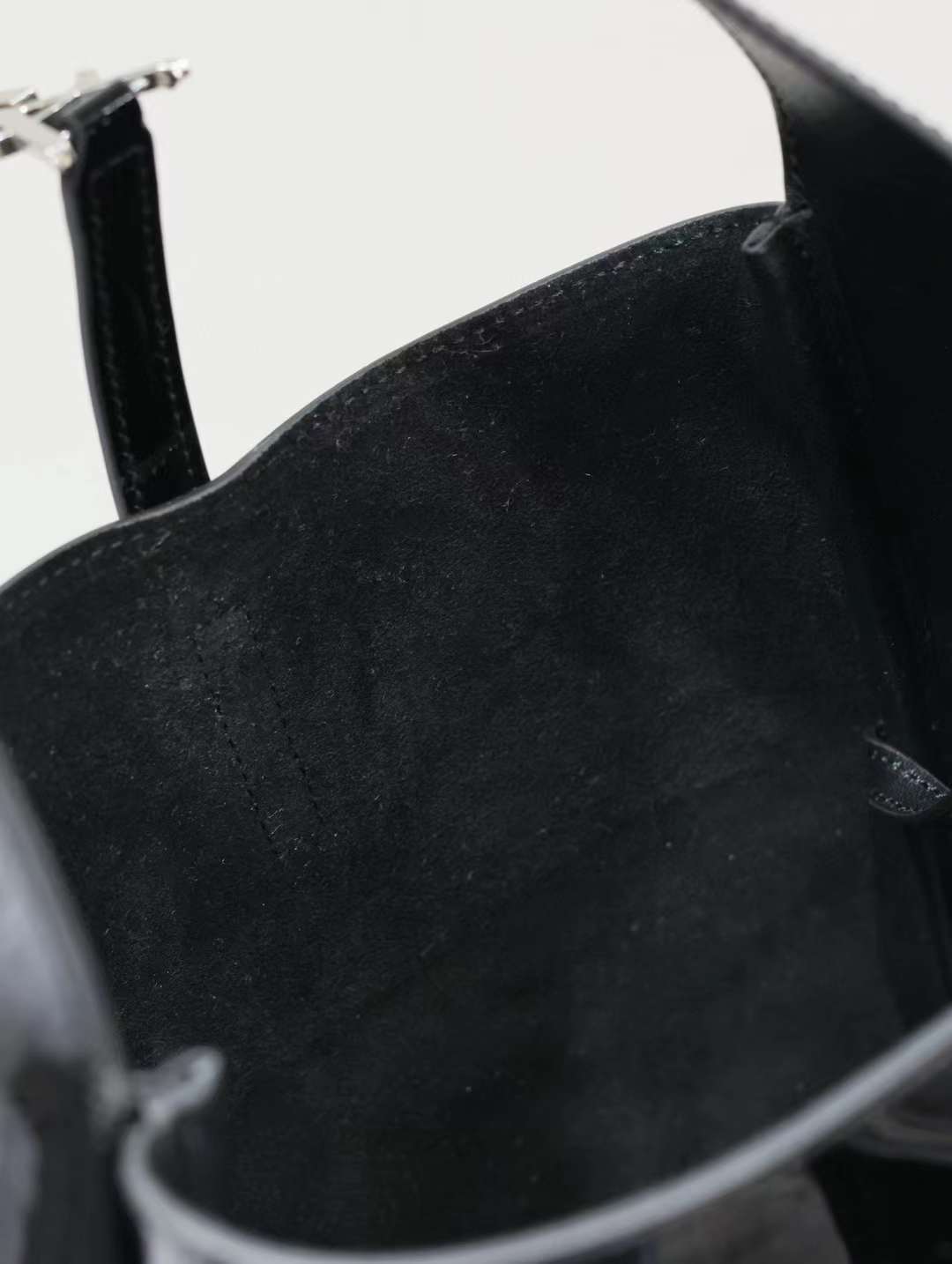 Saint Laurent LE 5 À 7 Hobo Bag in Patent Leather view 5