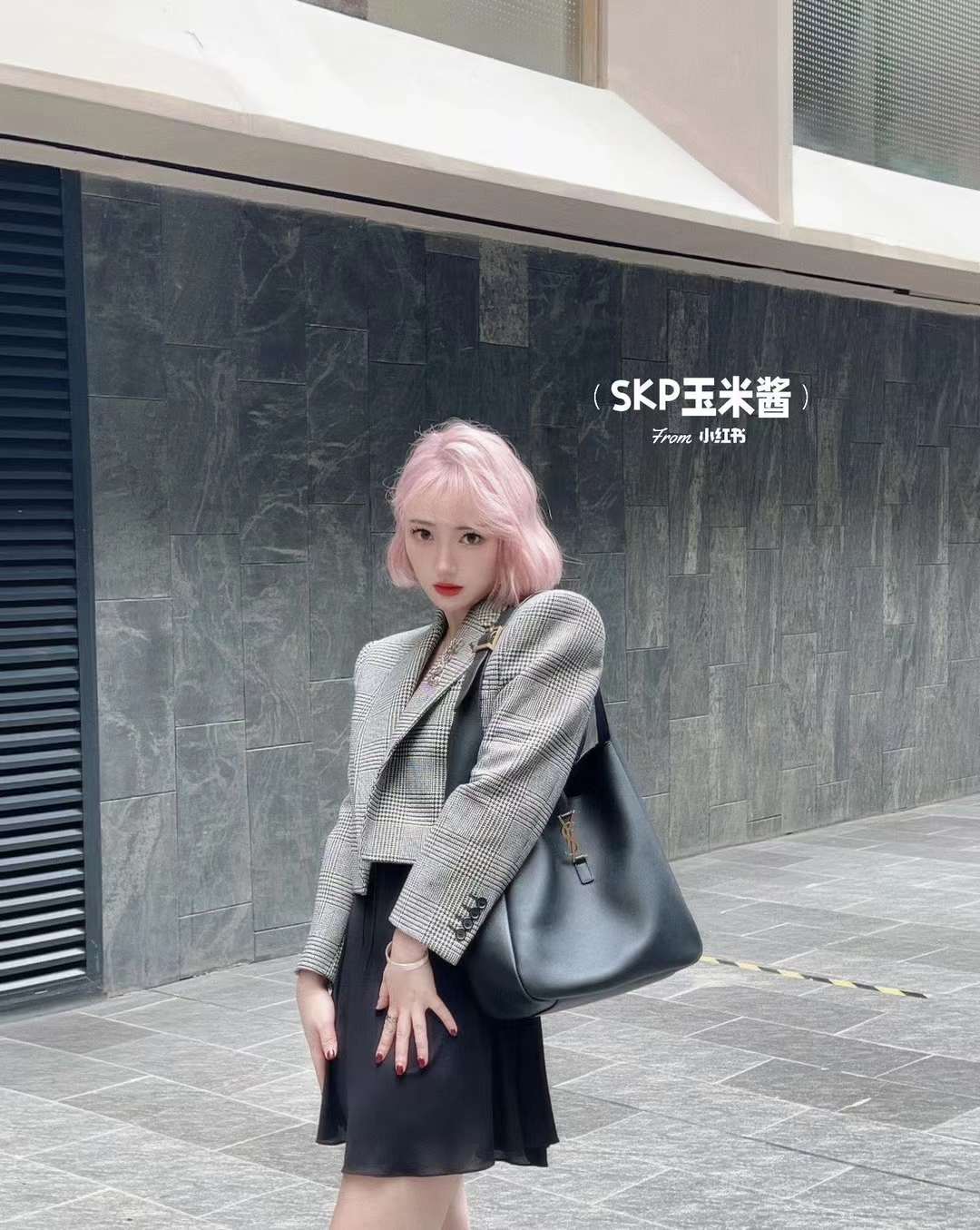 Saint Laurent LE 5 À 7 Hobo Bag in Suede view 7