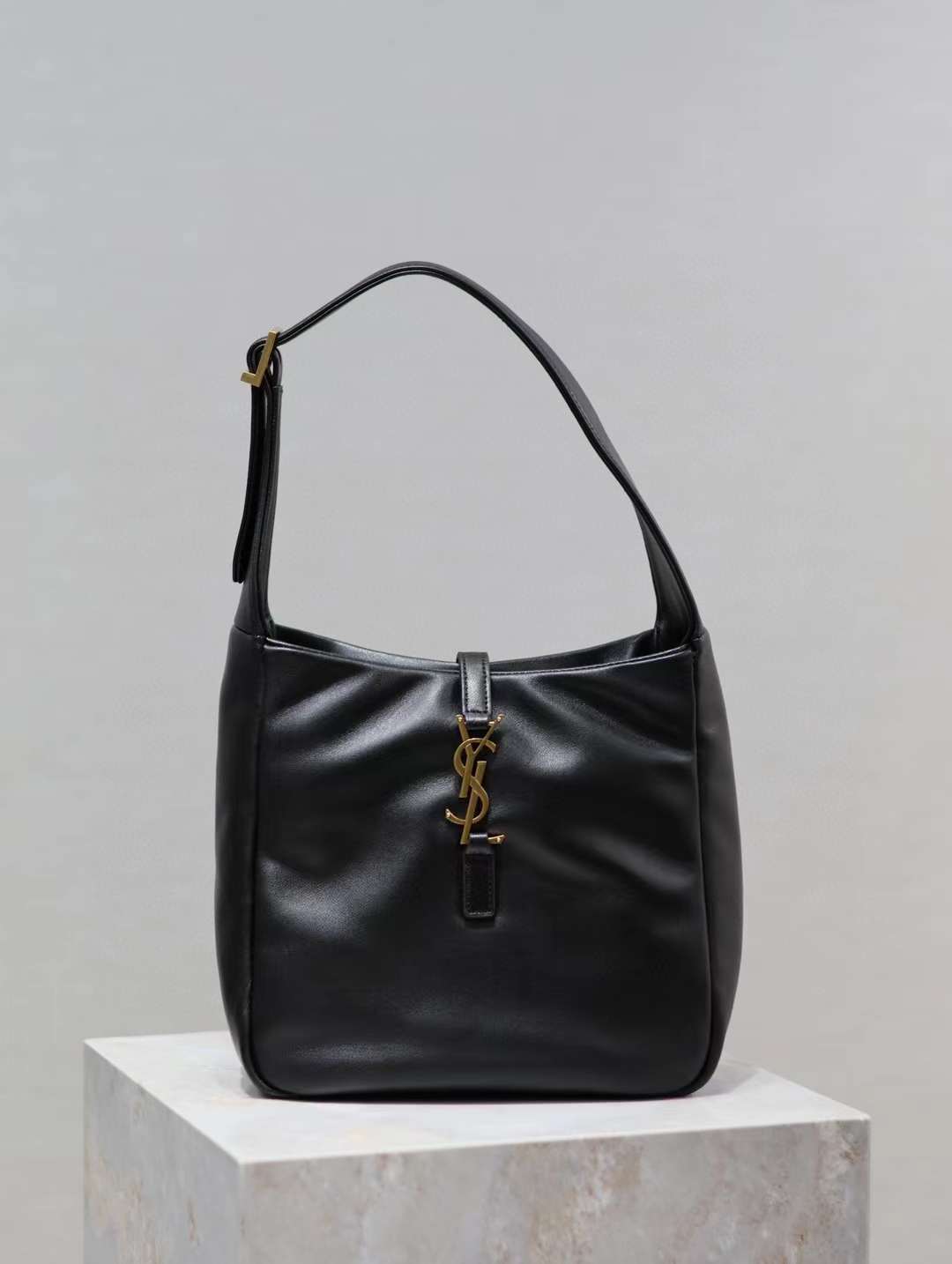 Saint Laurent LE 5 À 7 Hobo Bag in Suede view 1
