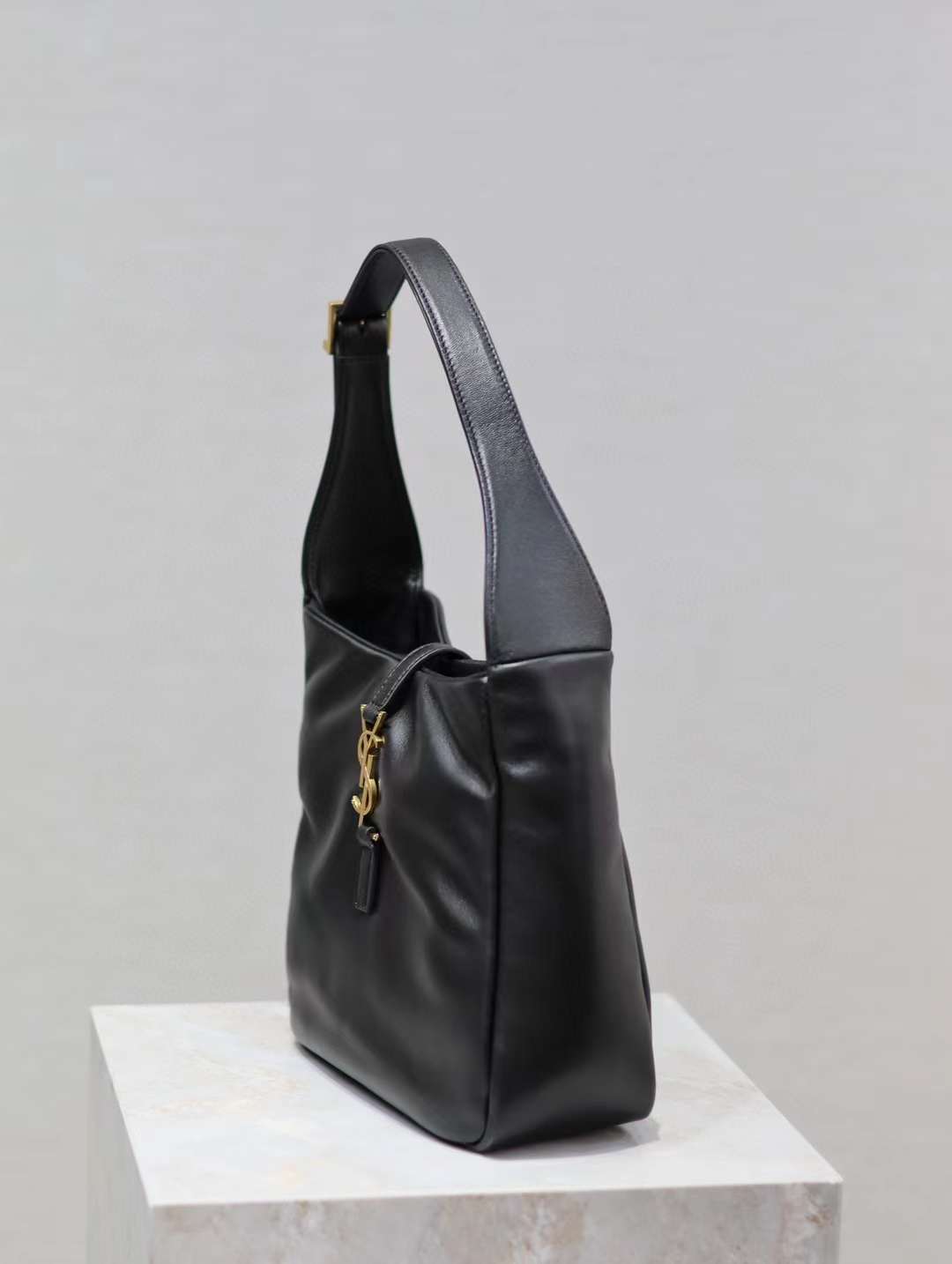 Saint Laurent LE 5 À 7 Hobo Bag in Suede view 6