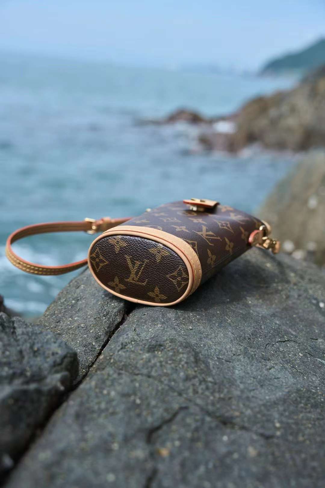 Louis Vuitton Fold Me Bag M80874 view 2