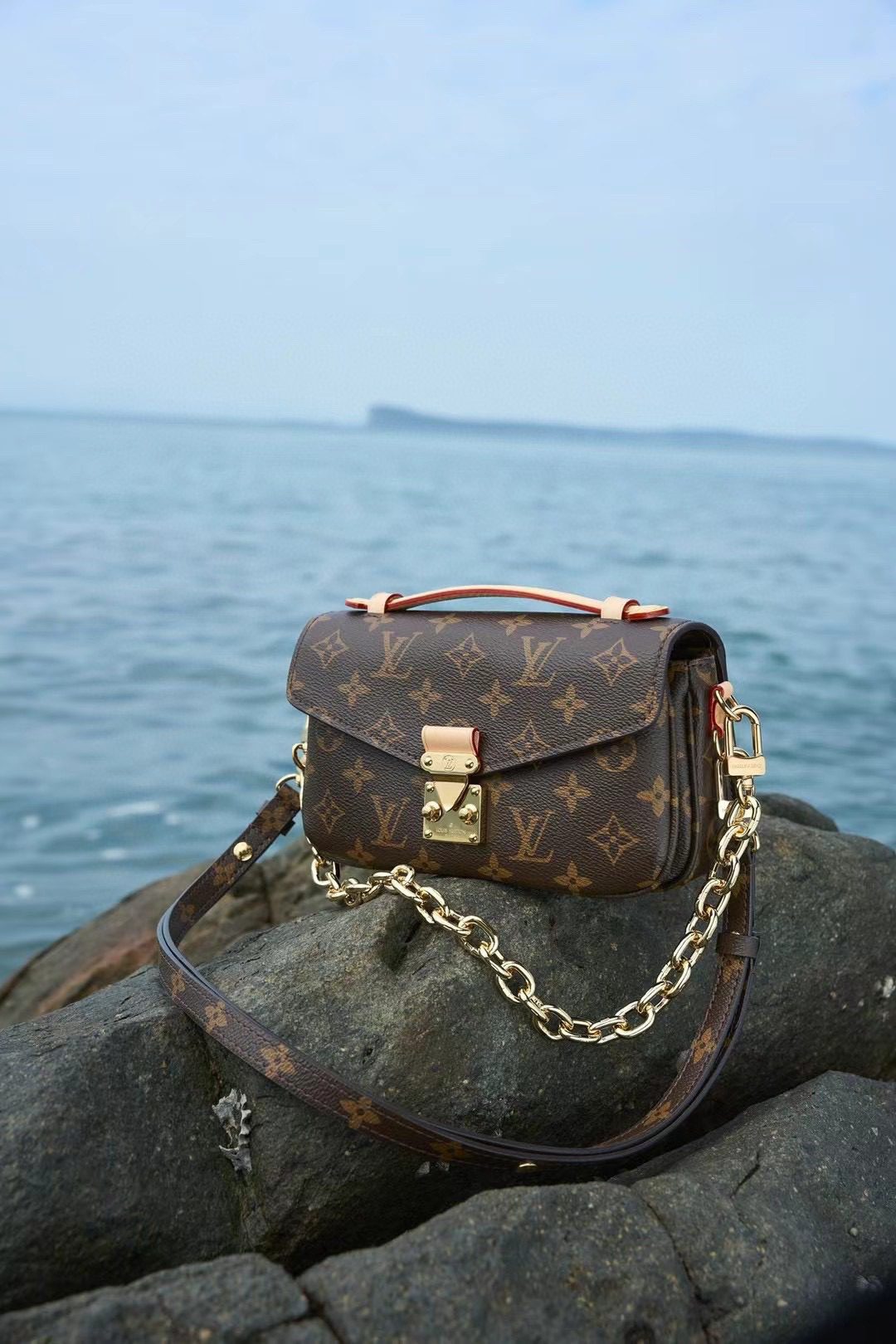 Louis Vuitton Pochette MéTis East West M46279 view 1