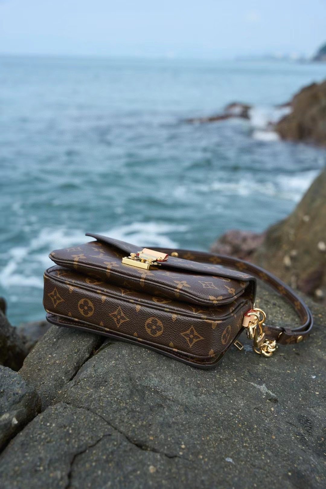Louis Vuitton Pochette MéTis East West M46279 view 2