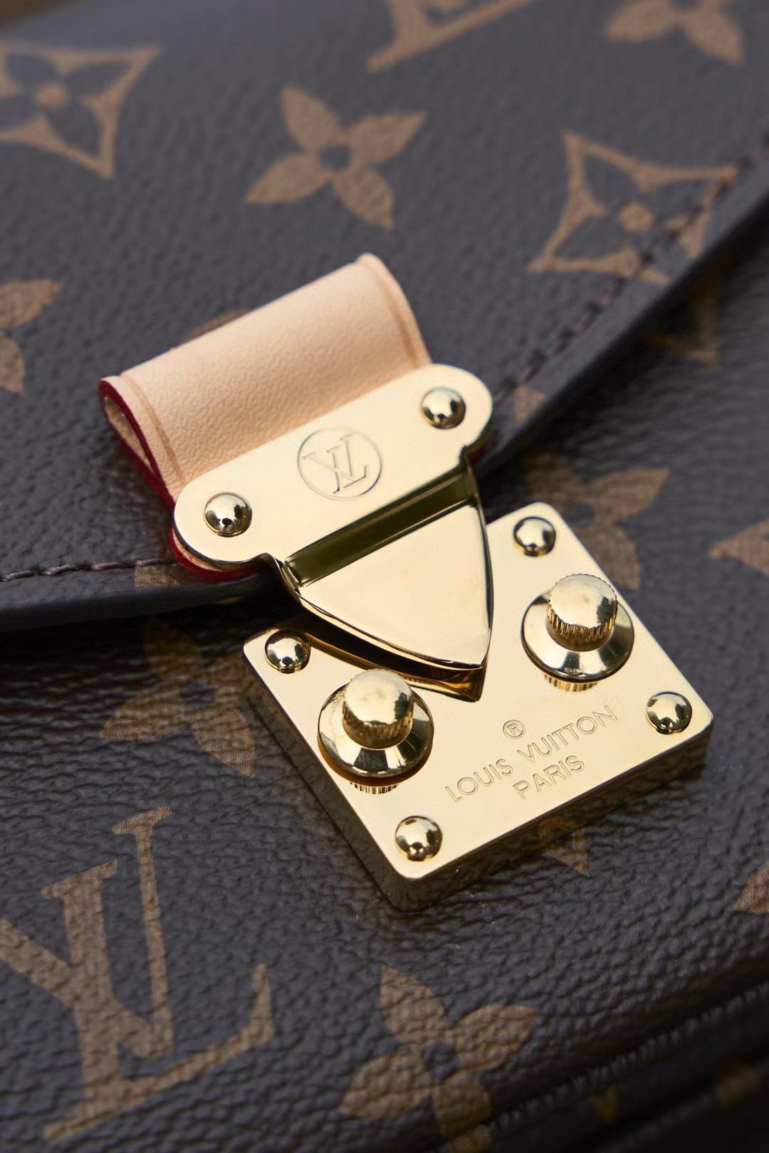 Louis Vuitton Pochette MéTis East West M46279 view 4