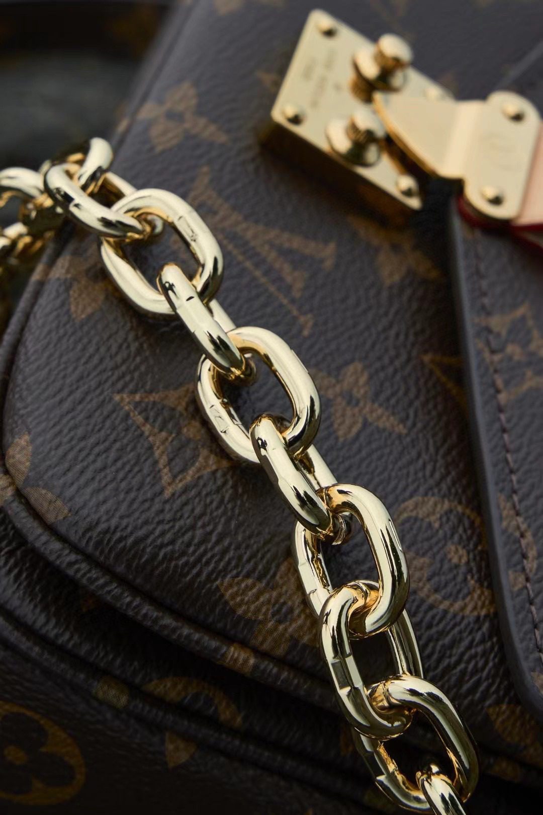 Louis Vuitton Pochette MéTis East West M46279 view 5