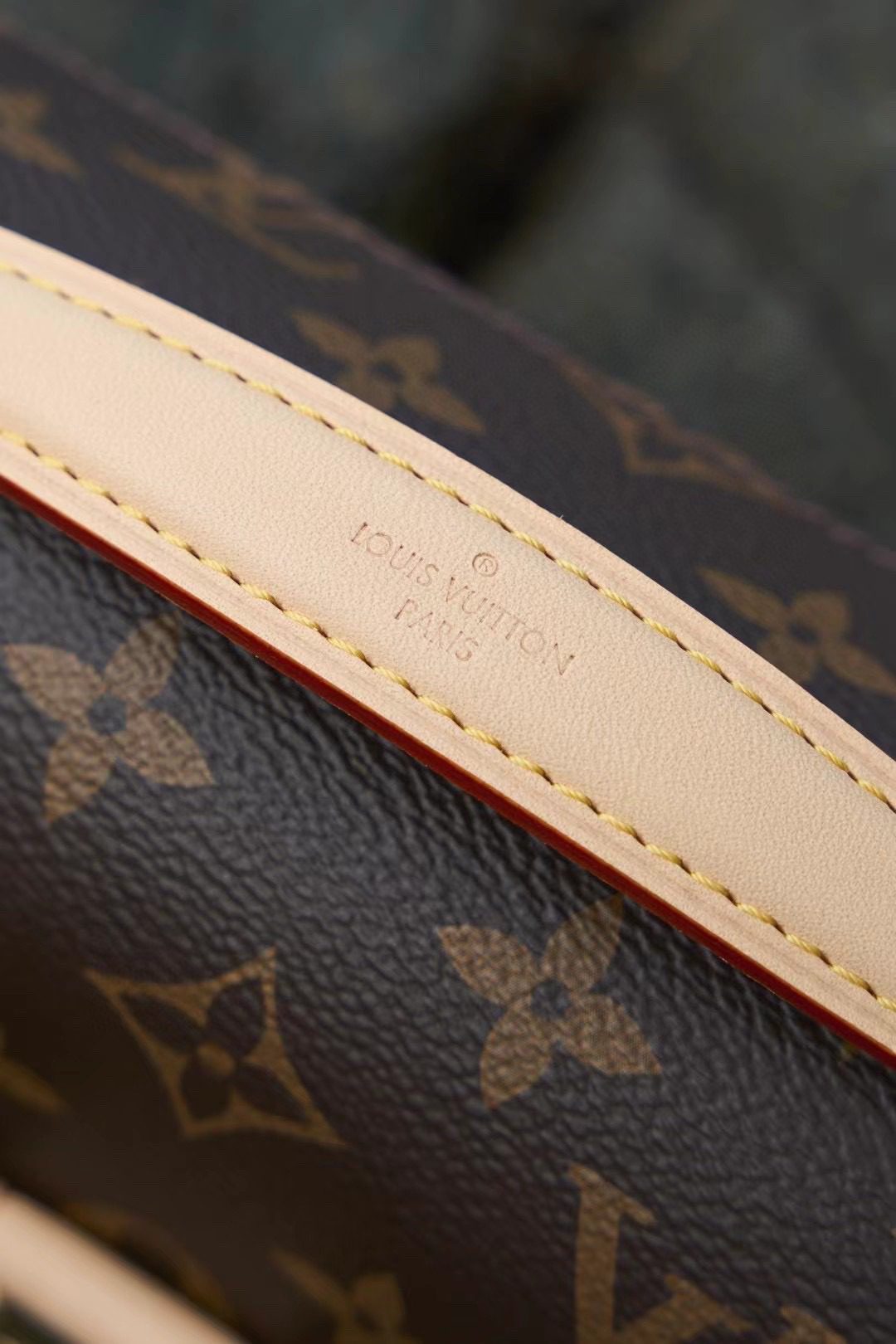 Louis Vuitton Pochette MéTis East West M46279 view 7
