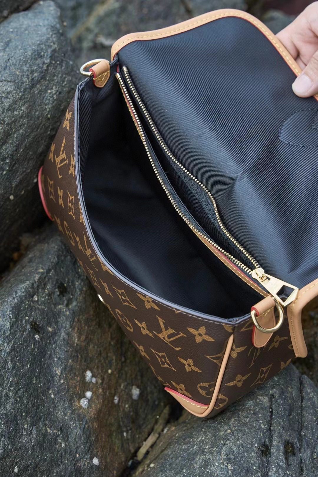 Louis Vuitton Diane M45985 view 4