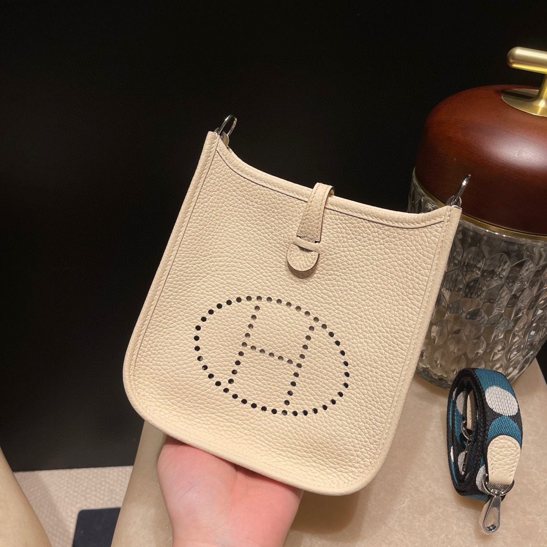 Hermès Mini Evelyne :I2 Clemence leather view 2