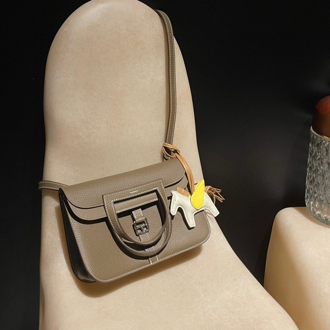 Hermès Halzan 25 Clemence leather view 1
