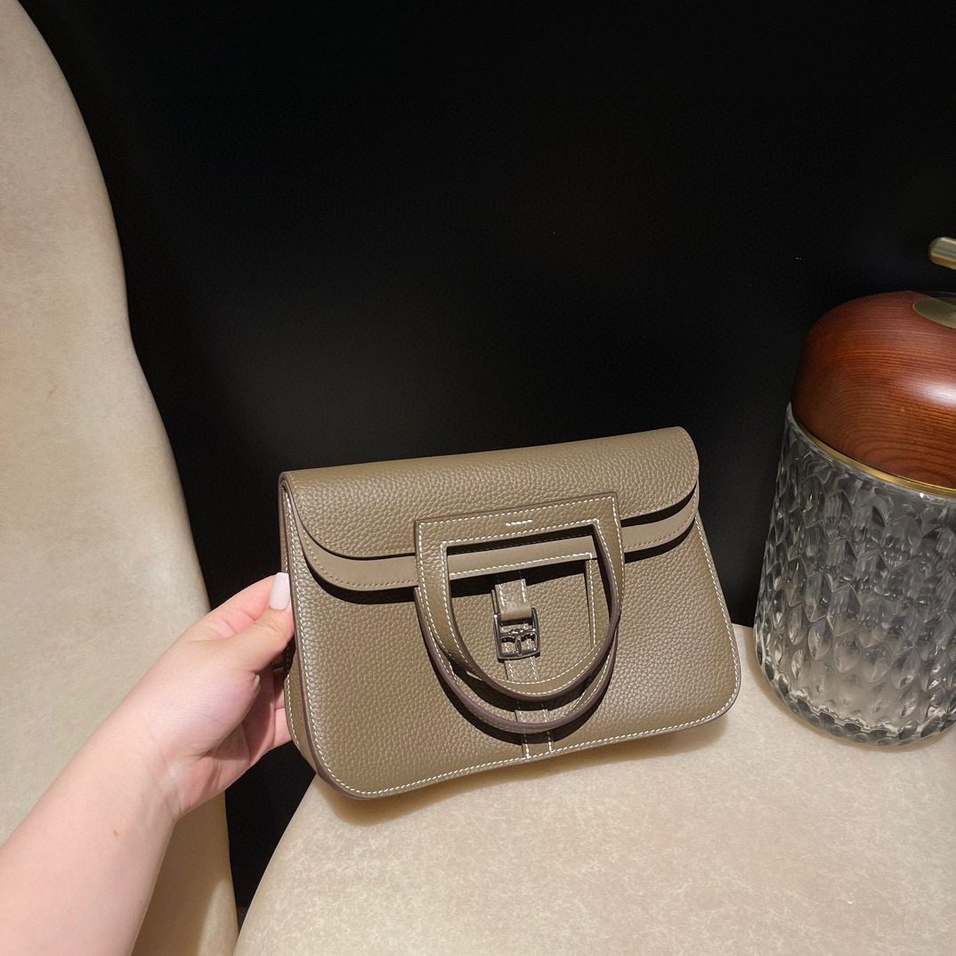 Hermès Halzan 25 Clemence leather view 2
