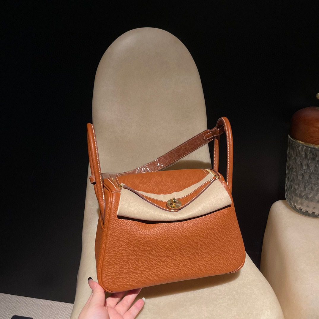 Hermès Lindy 26 Clemence leather view 1