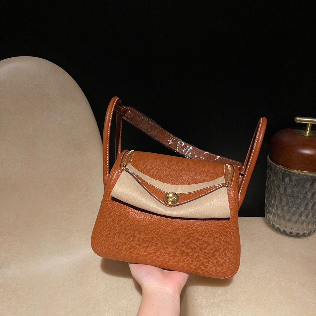 Hermès Lindy 26 Clemence leather view 2