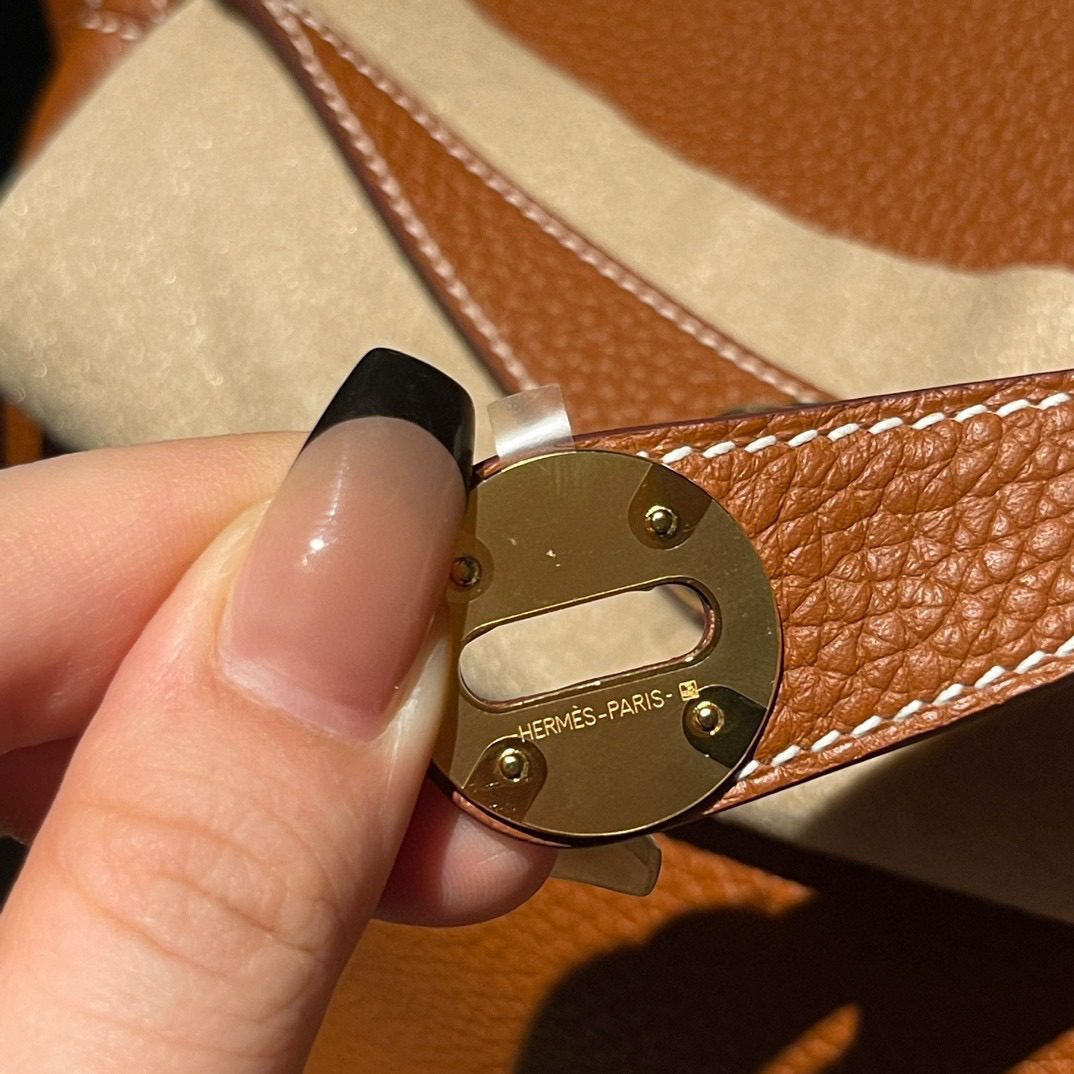 Hermès Lindy 26 Clemence leather view 3