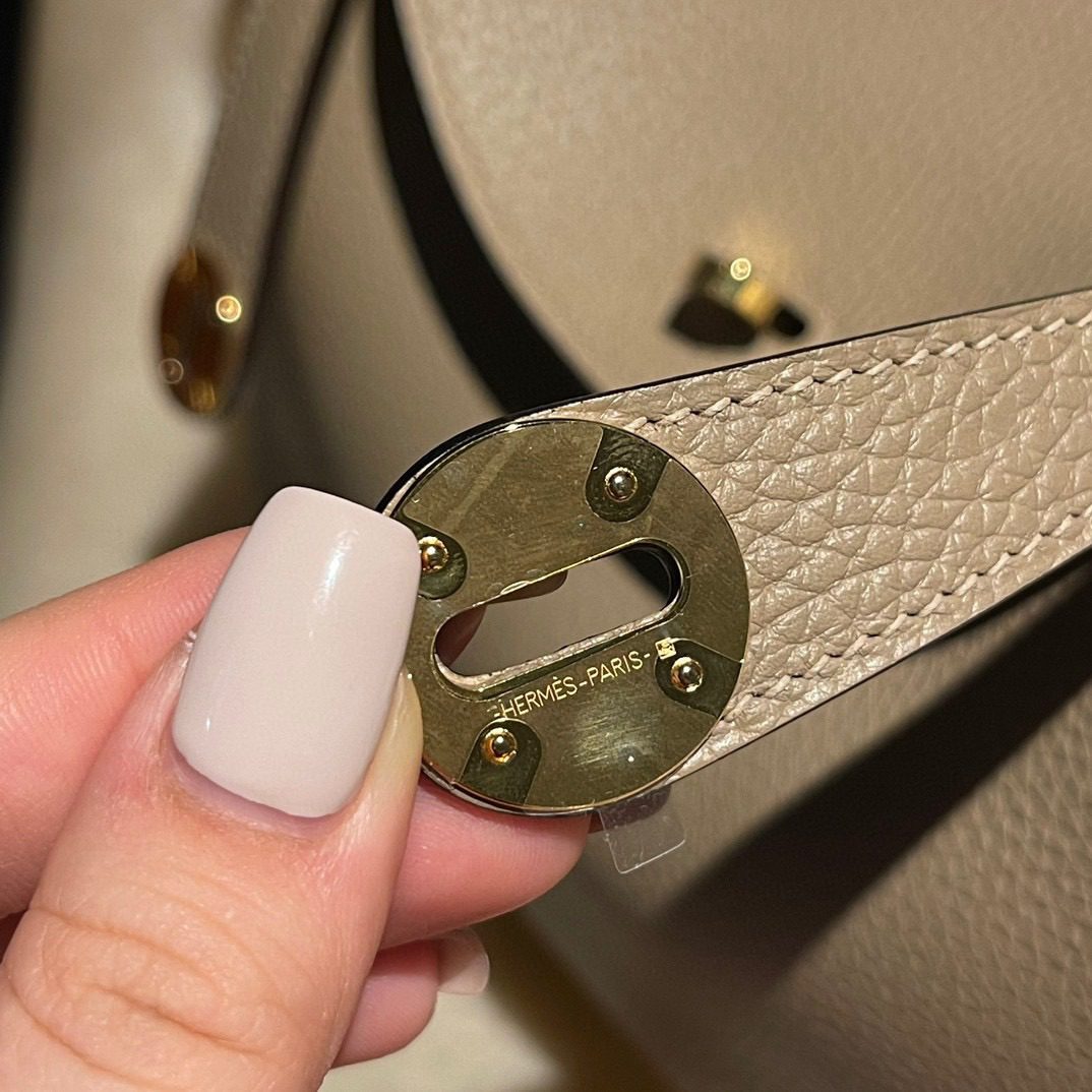 Hermès Lindy 26 Clemence leather view 2