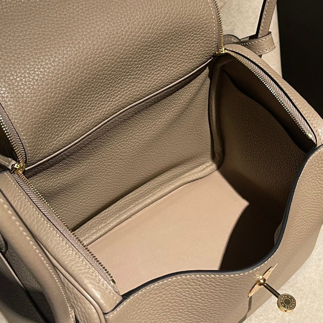 Hermès Lindy 26 Clemence leather view 3
