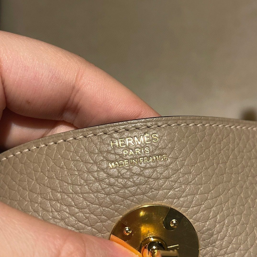 Hermès Lindy 26 Clemence leather view 4