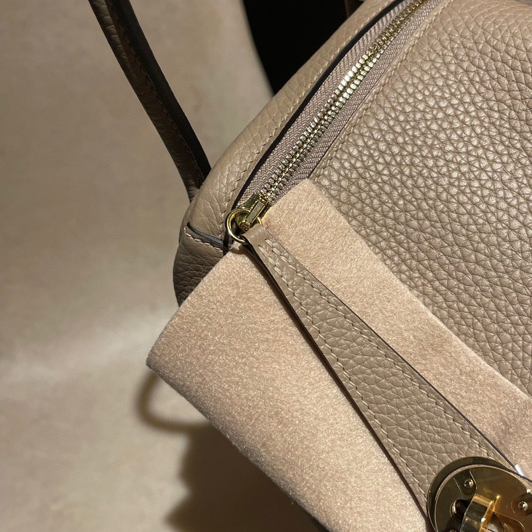Hermès Lindy 26 Clemence leather view 5