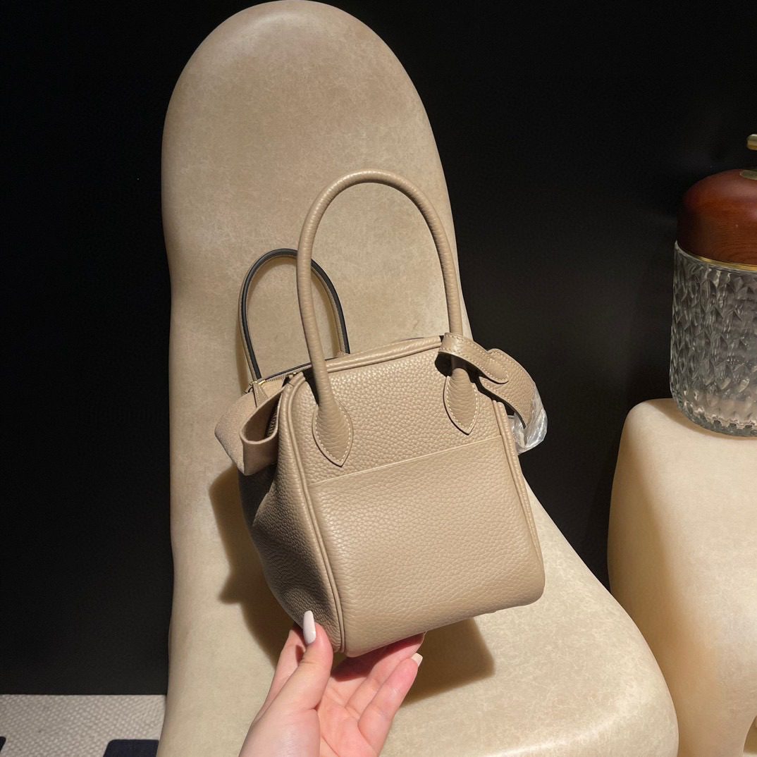 Hermès Lindy 26 Clemence leather view 6