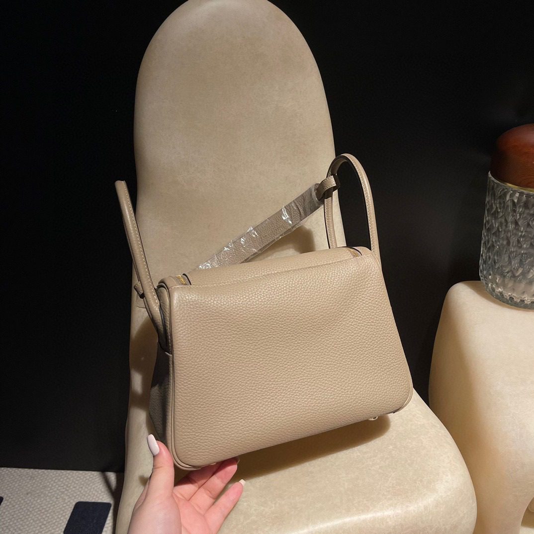 Hermès Lindy 26 Clemence leather view 8