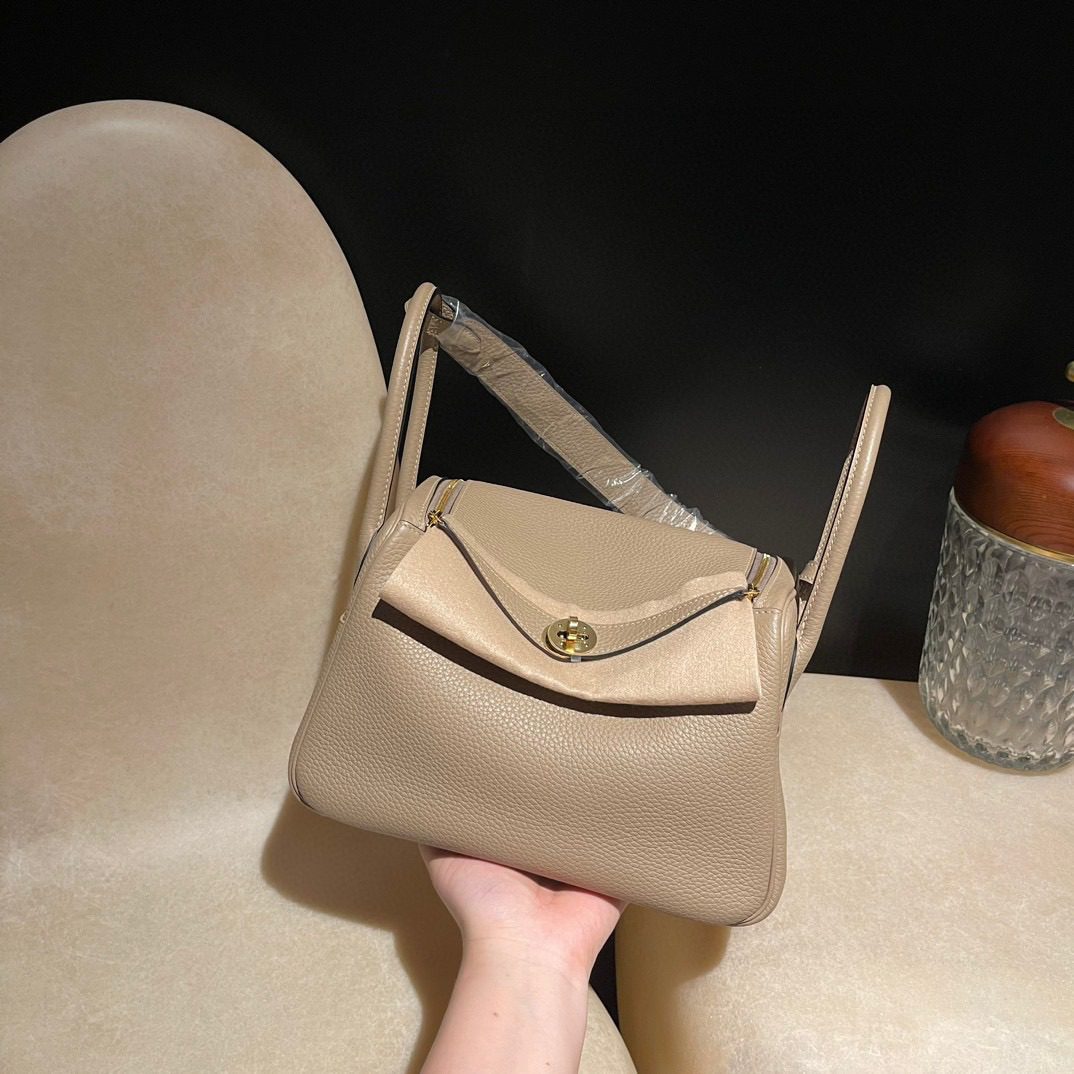 Hermès Lindy 26 Clemence leather view 9