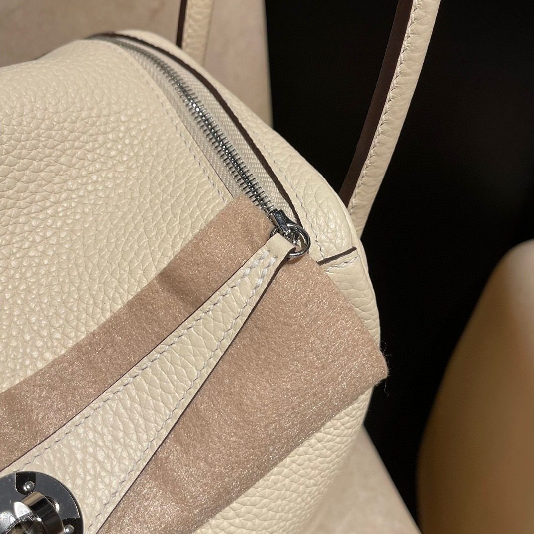 Hermès Lindy 26 :I2 Clemence leather view 2