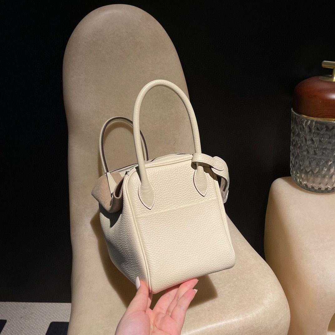Hermès Lindy 26 :I2 Clemence leather view 4