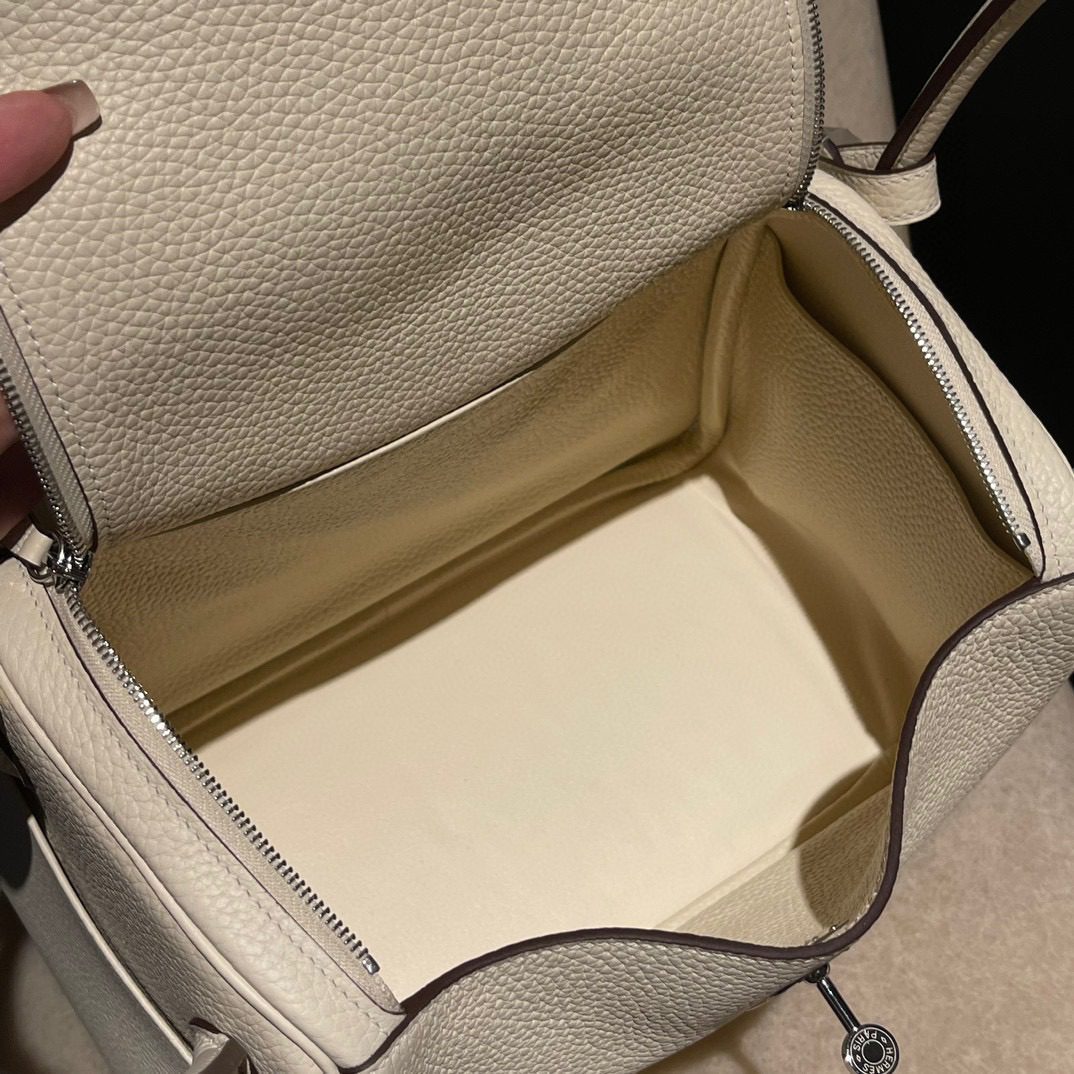 Hermès Lindy 26 :I2 Clemence leather view 6
