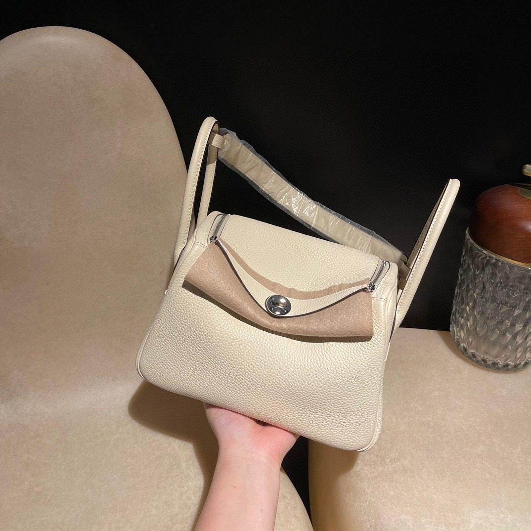 Hermès Lindy 26 :I2 Clemence leather view 9