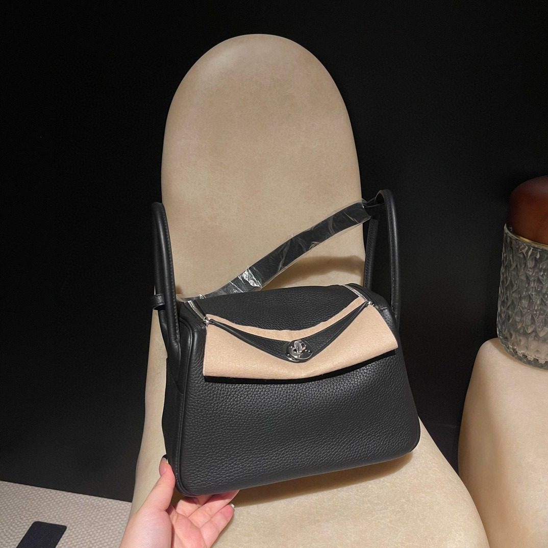 Hermès Lindy 26 Clemence leather view 3