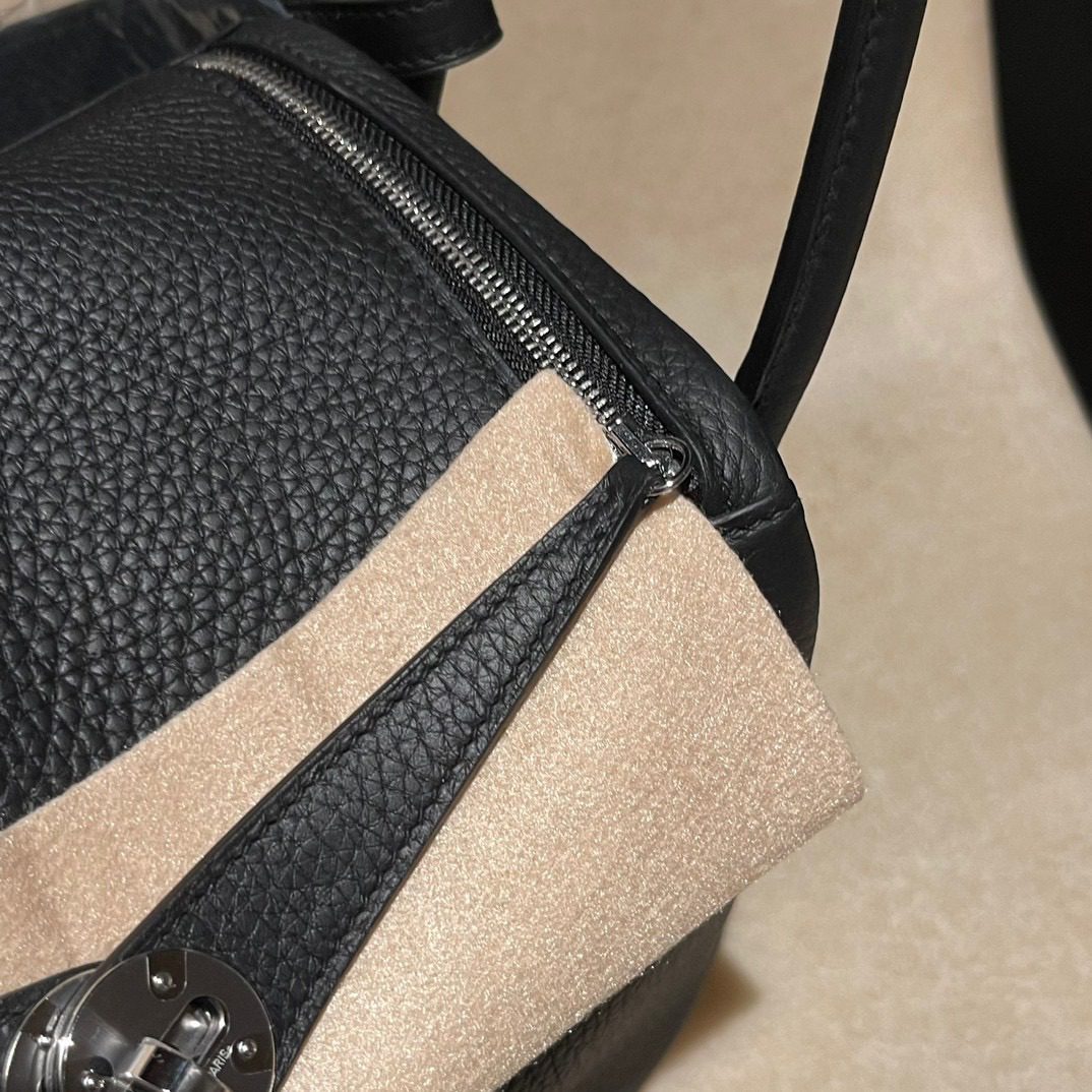 Hermès Lindy 26 Clemence leather view 4