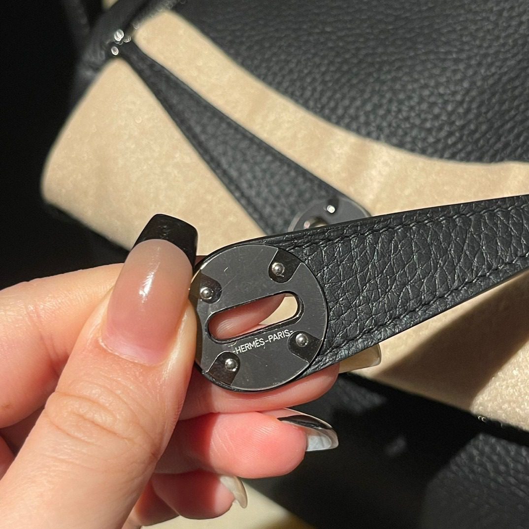 Hermès Lindy 26 Clemence leather view 5