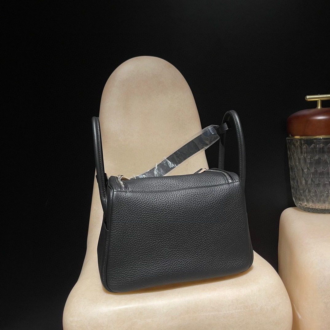 Hermès Lindy 26 Clemence leather view 6