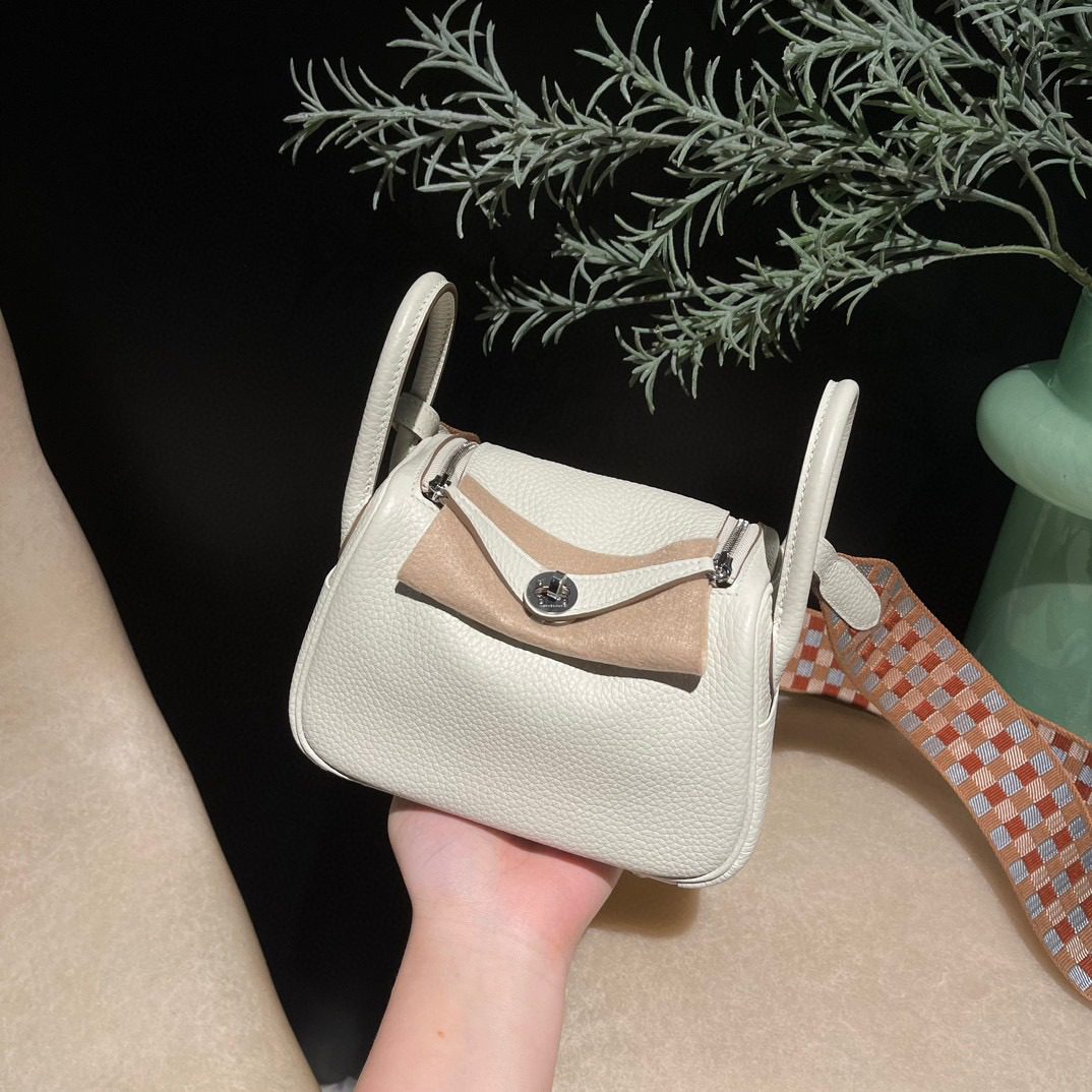 Hermès Mini Lindy :0T Clemence leather view 2