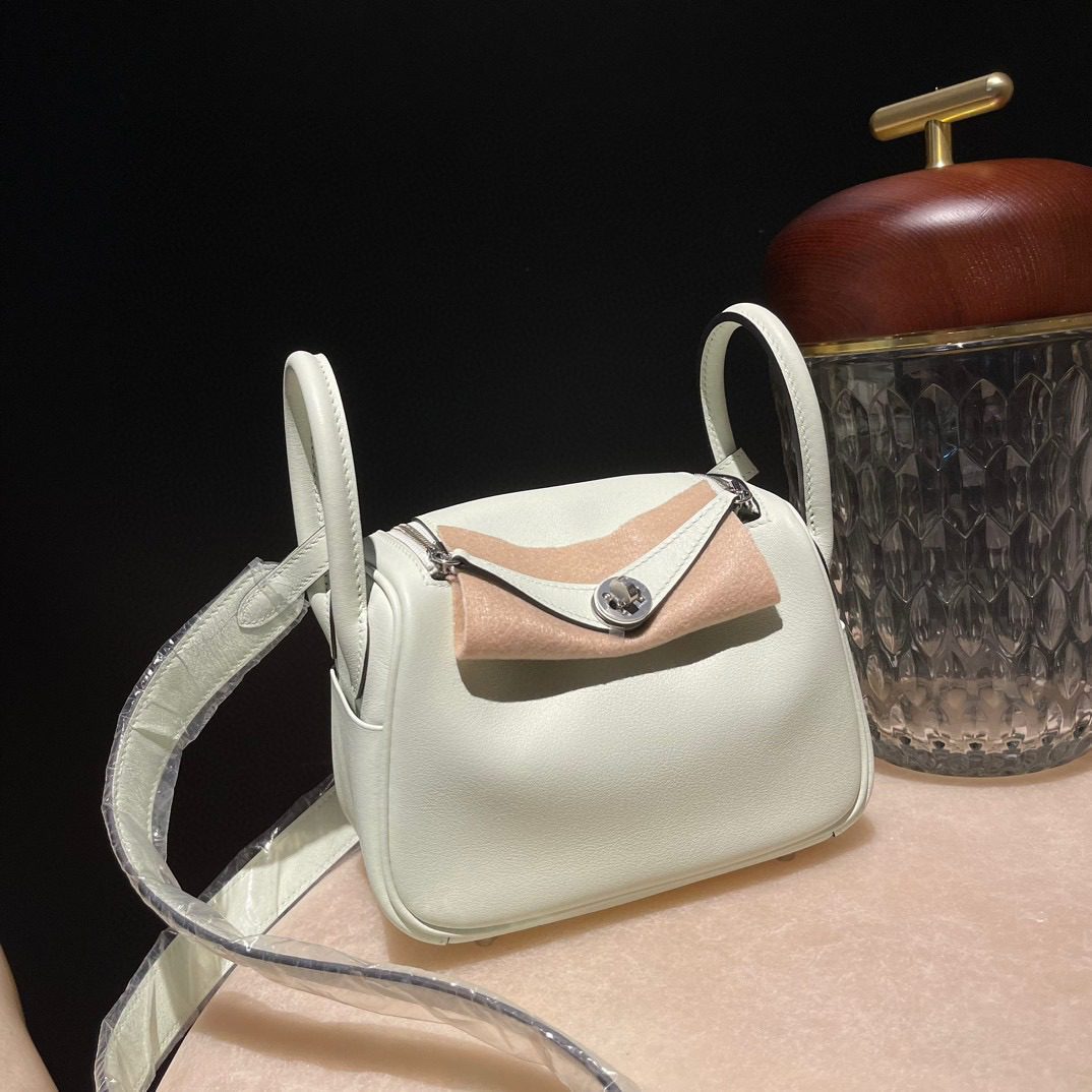 Hermès Mini Lindy :0S Swift leather view 2