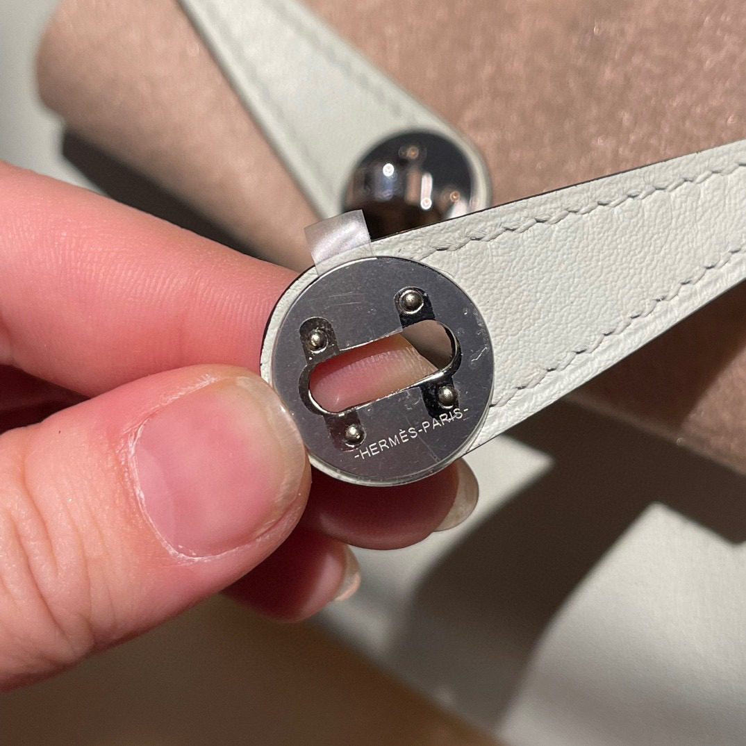 Hermès Mini Lindy :0S Swift leather view 5