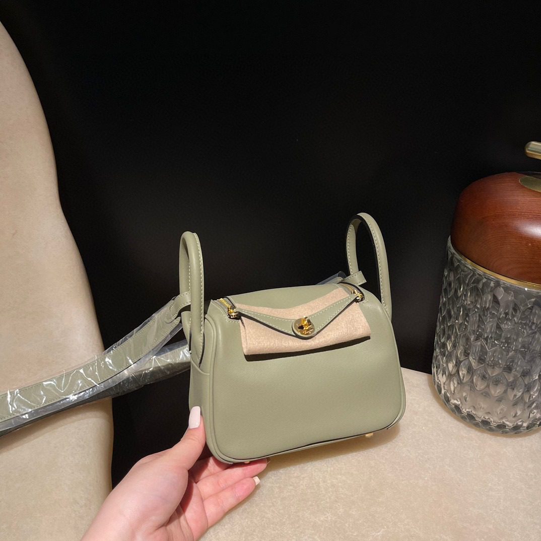 Hermès Mini Lindy :Q1 Swift leather view 2