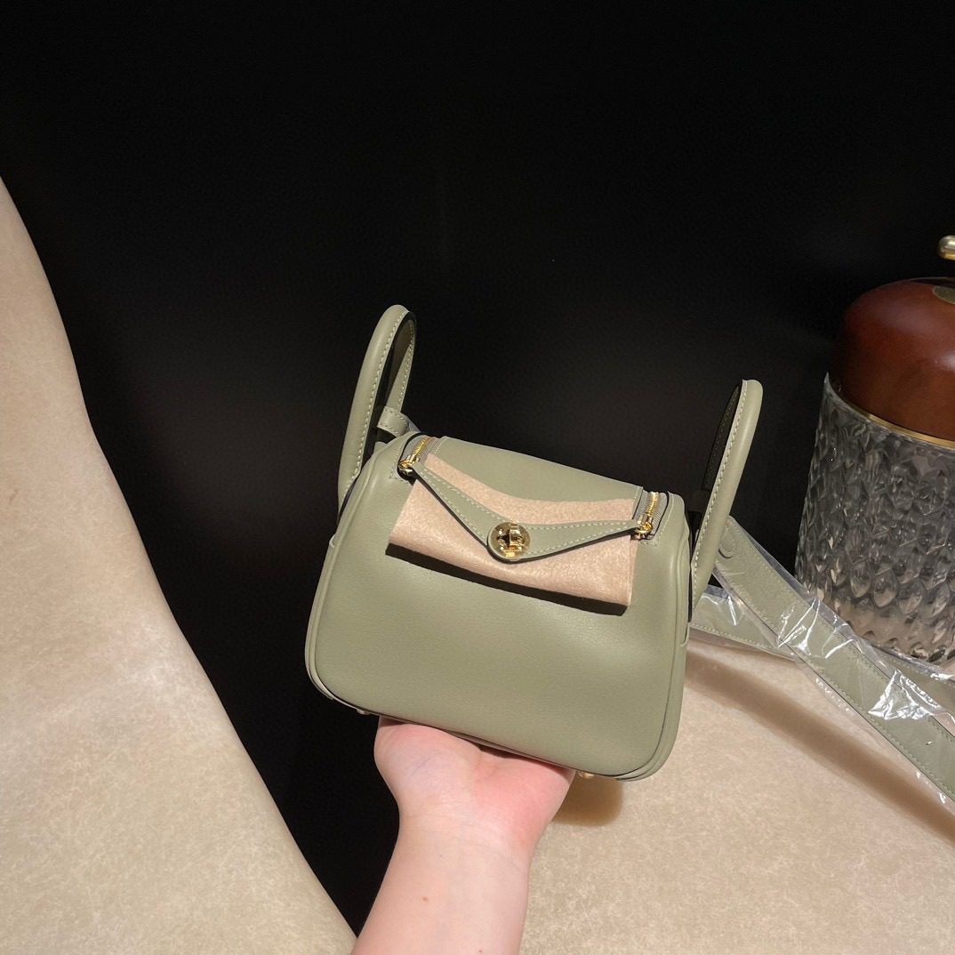 Hermès Mini Lindy :Q1 Swift leather view 3