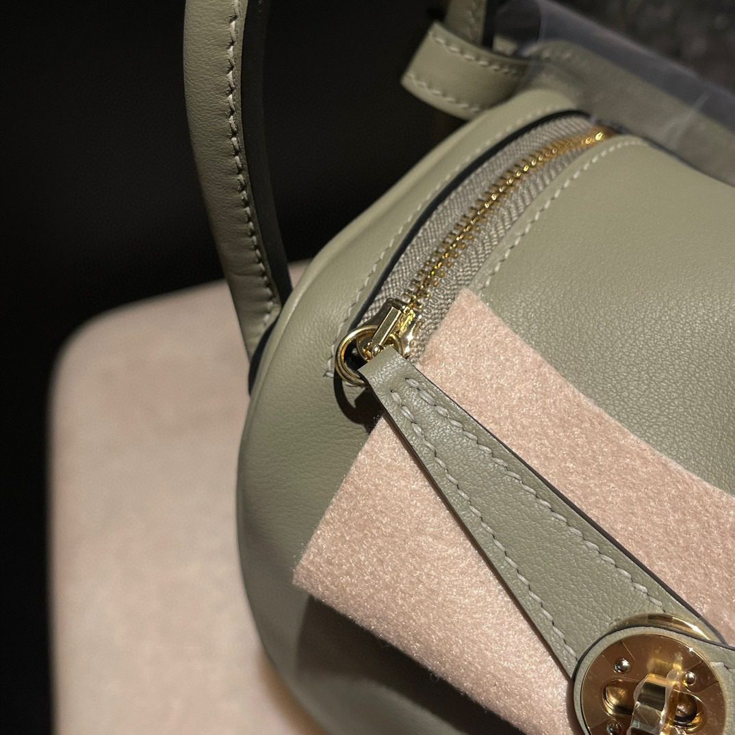 Hermès Mini Lindy :Q1 Swift leather view 4