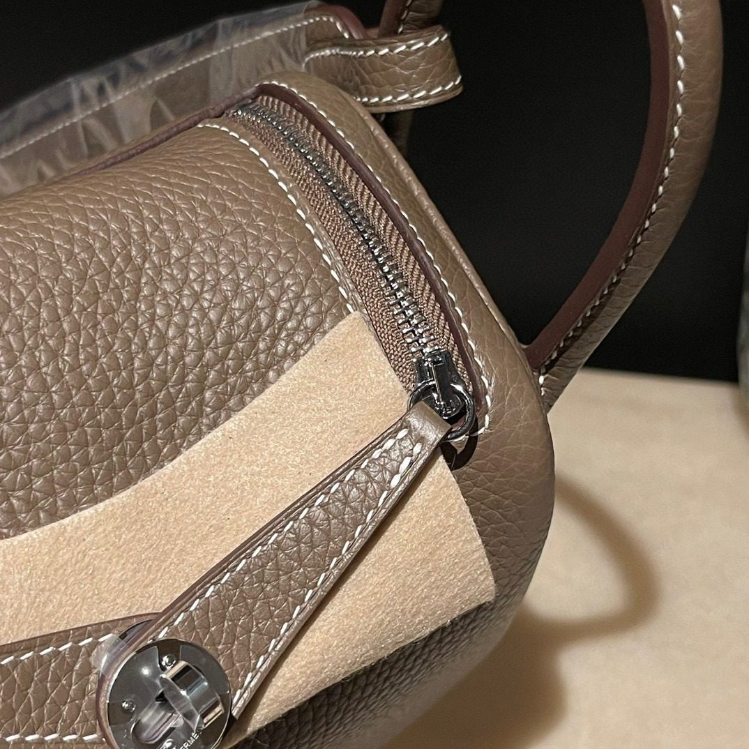 Hermès Mini Lindy Clemence leather view 3