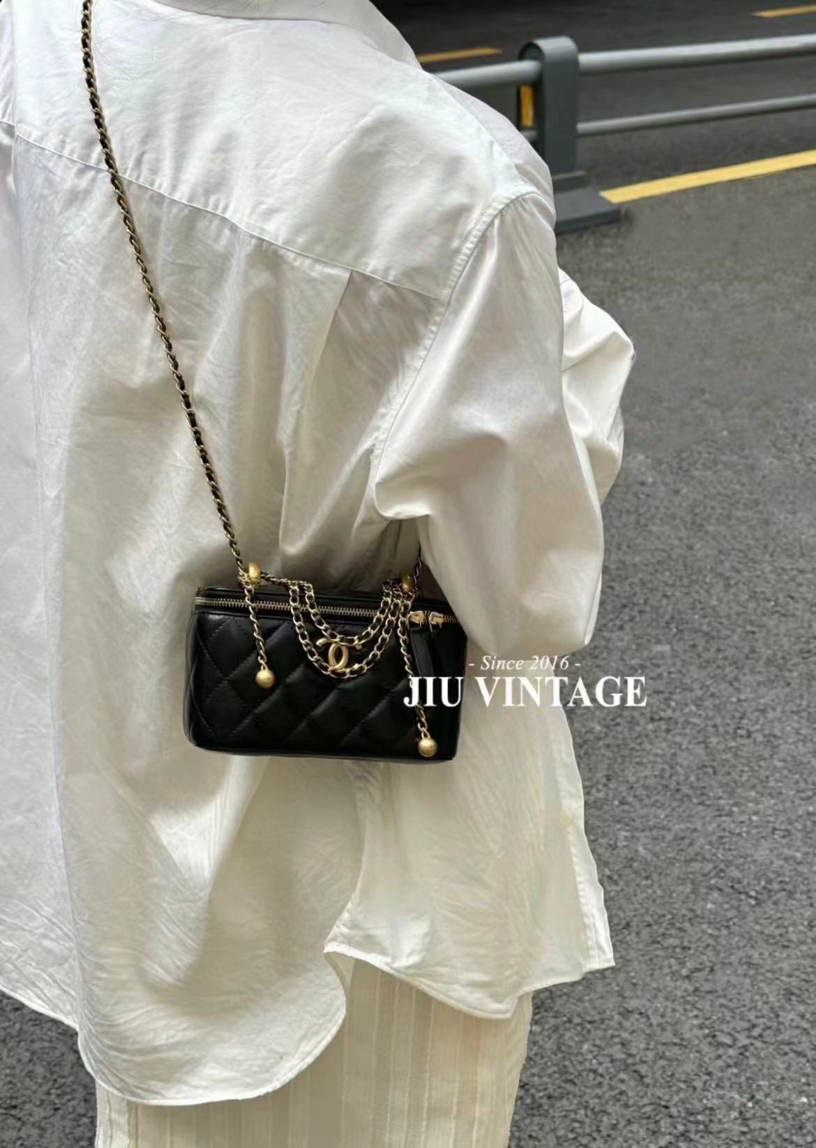 Chanel 24C Vanity With Chain view 10