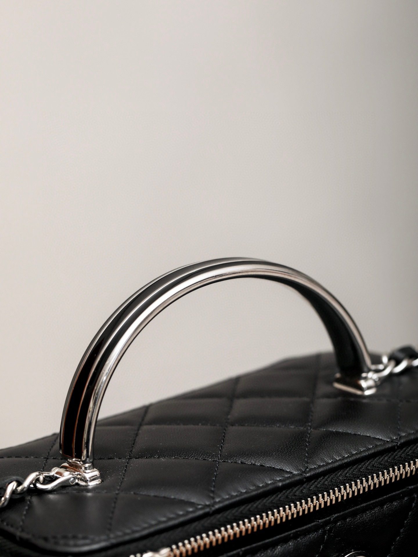 Chanel 24C Vanity With Chain view 4