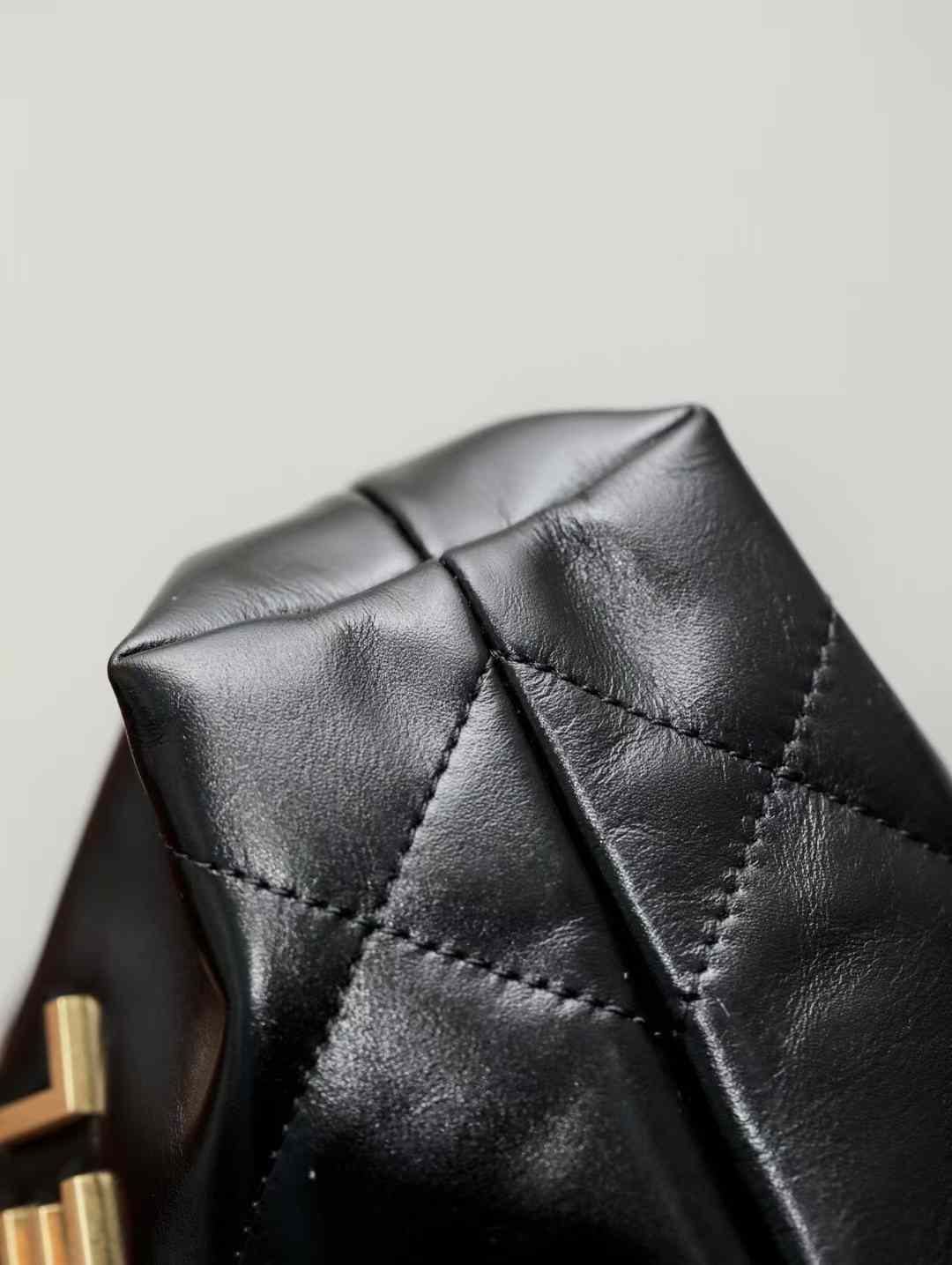 Chanel 22 Mini Bag view 17